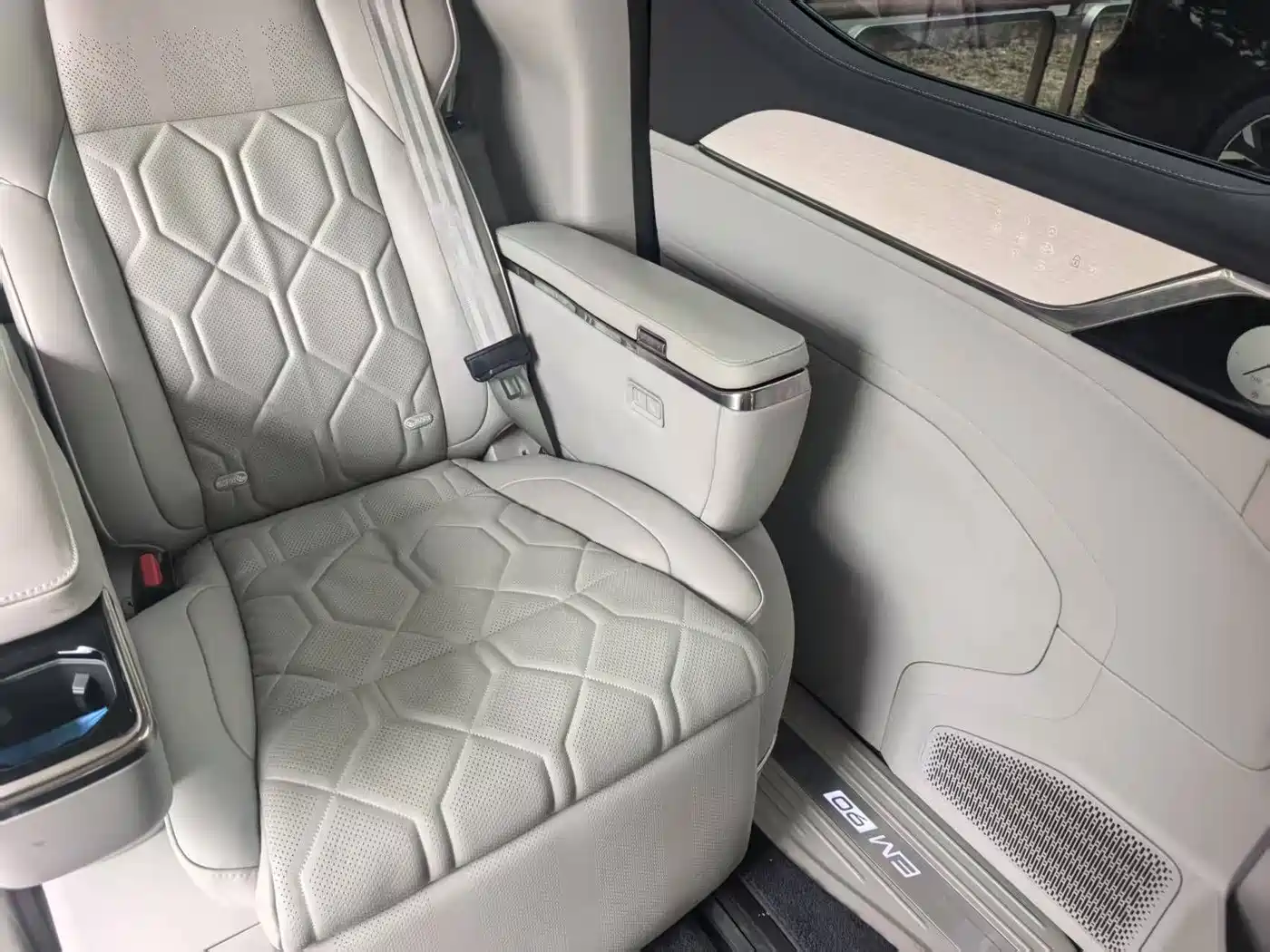 Volvo EM90 2024 2025 Ultra Six-Seater