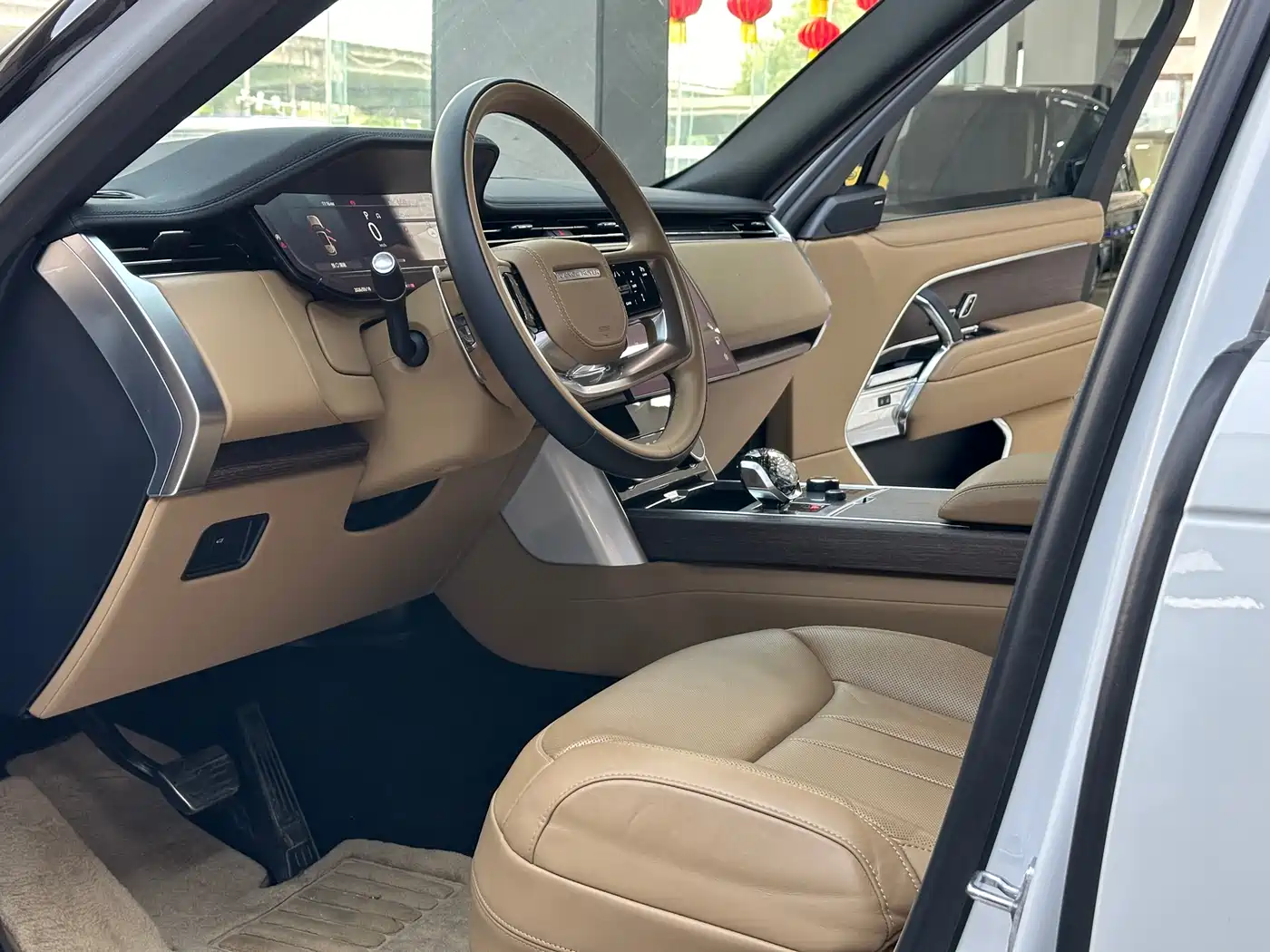 Land Rover Range Rover 2023 3.0 L6 400PS Golden Age Long Wheelbase фото 4