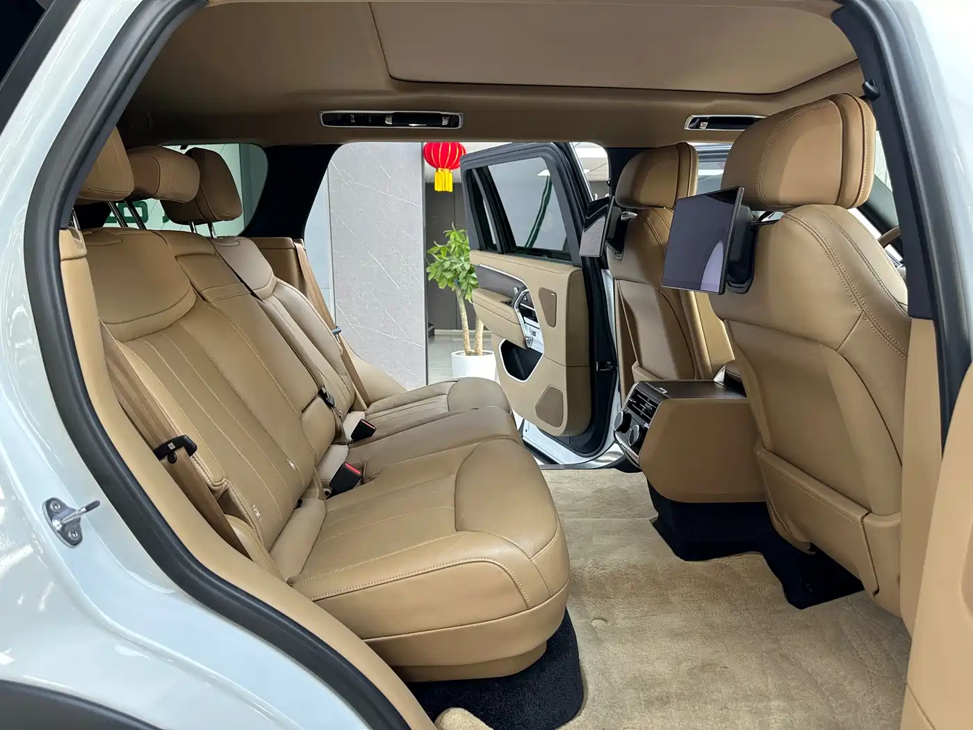 Land Rover Range Rover 2023 3.0 L6 400PS Golden Age Long Wheelbase фото 12