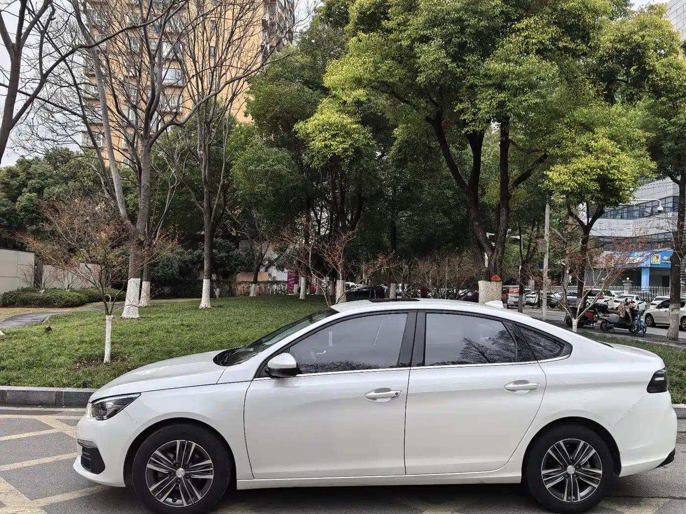 Peugeot 308 2018 1.6L Auto Luxury Edition фото 4