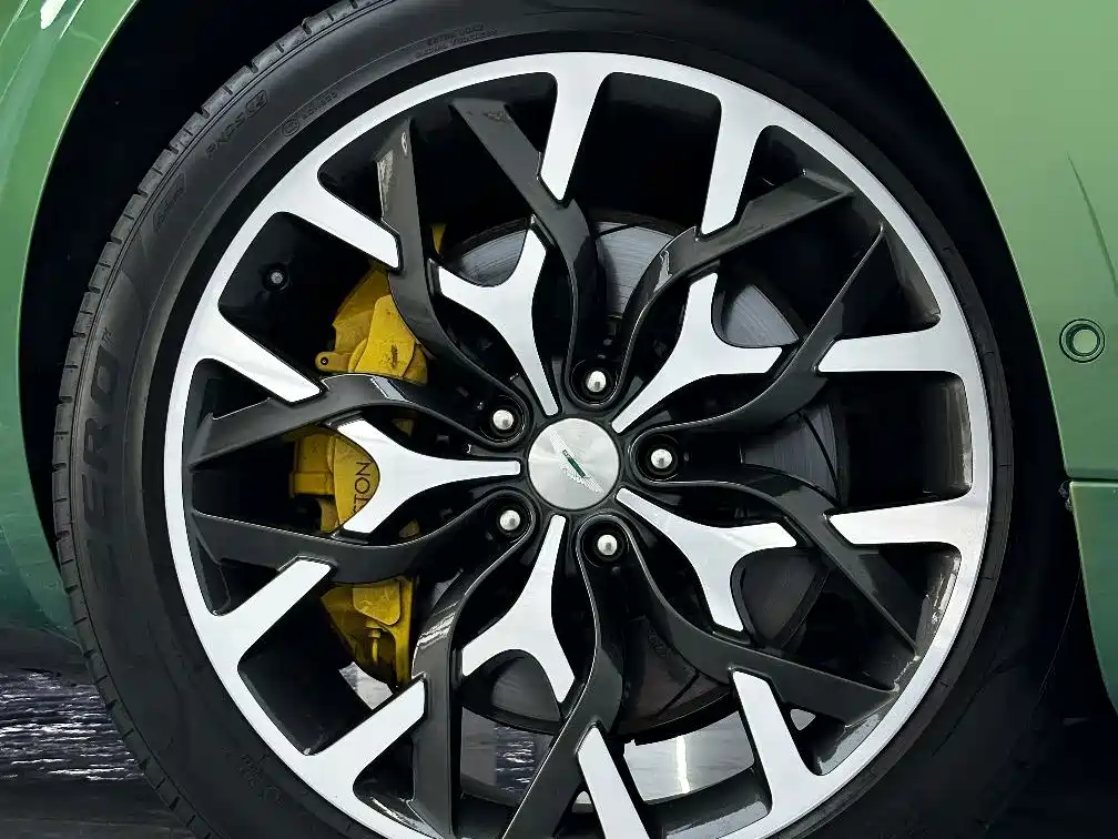 Aston Martin DBX 2023 2022 3.0T STRAIGHT-SIX