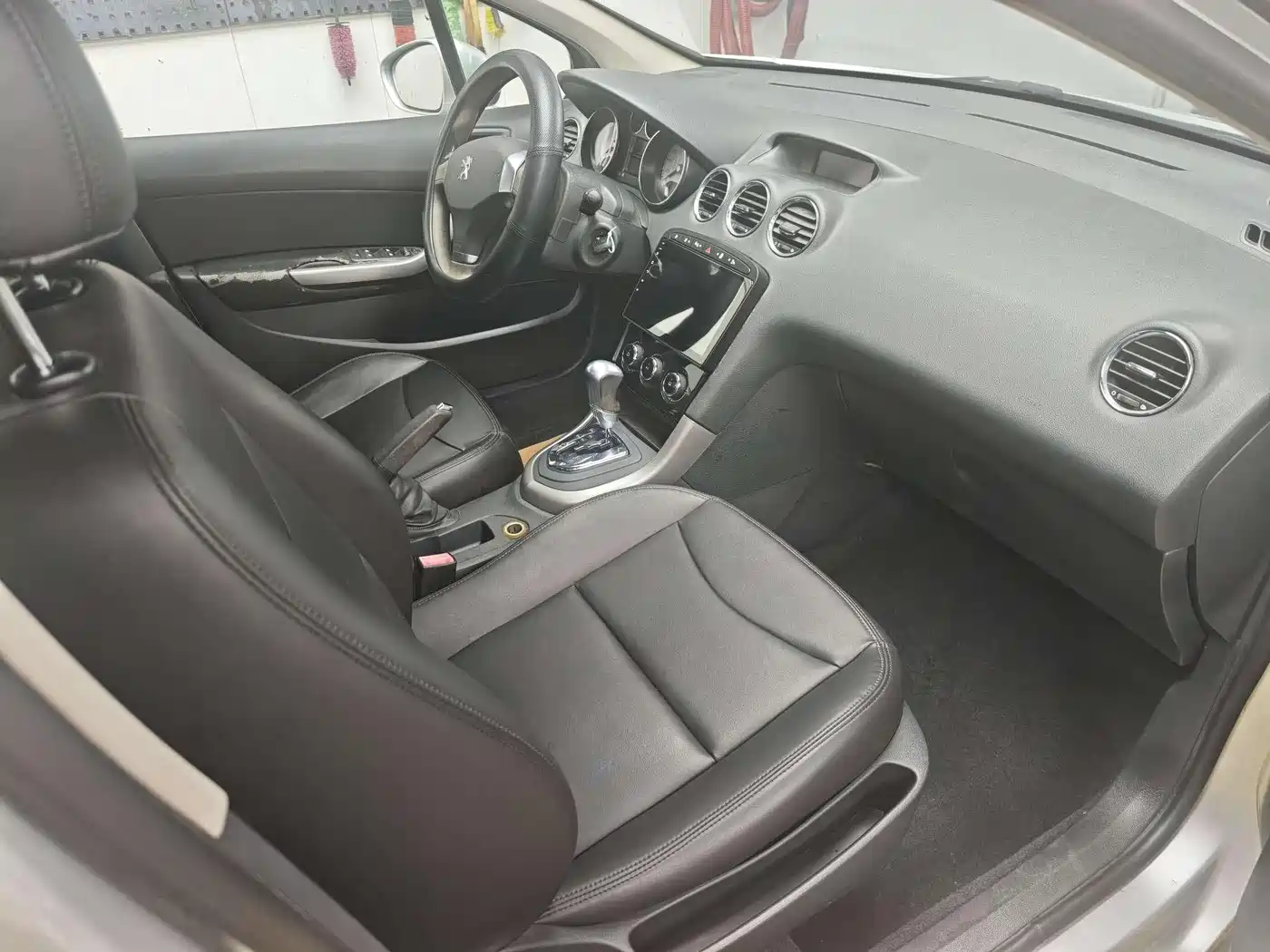 Peugeot 408 2013 2.0L Automatic Luxury Edition фото 3