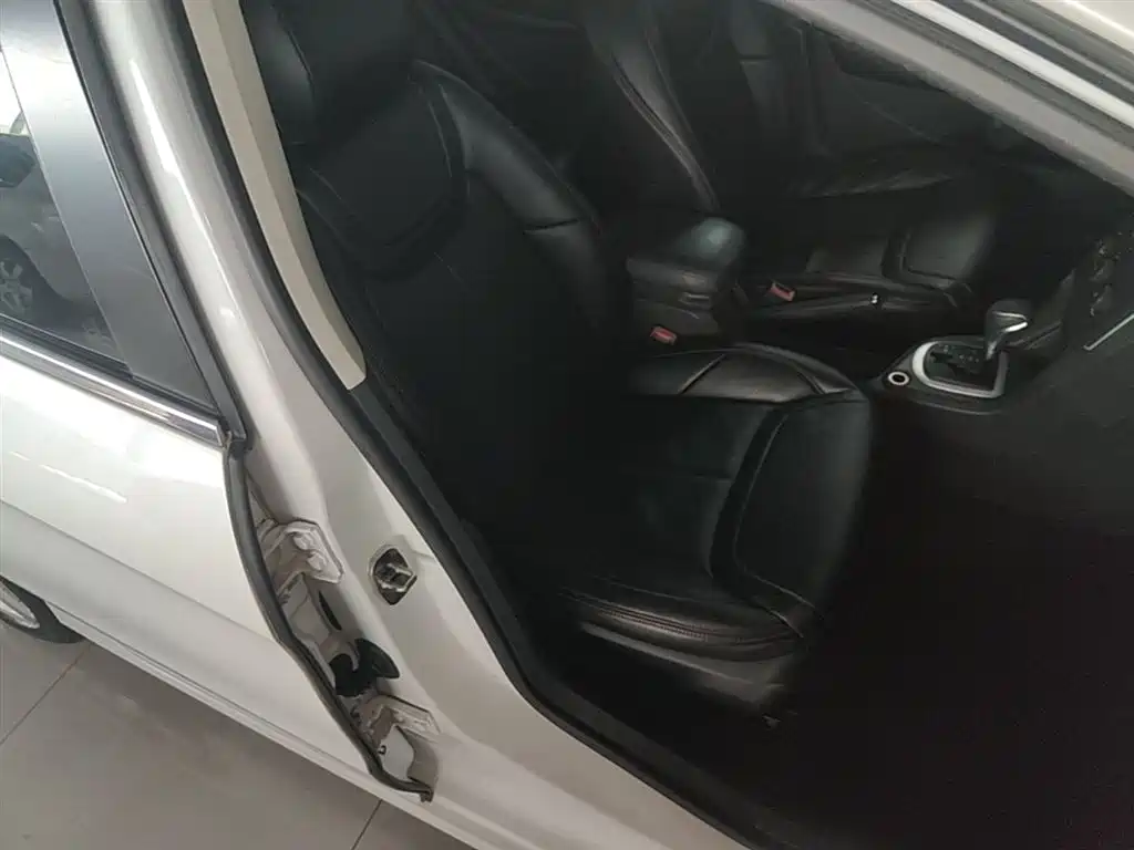 Peugeot 308 2014 Model Joy Edition Classic 1.6L Automatic Superior Style фото 25