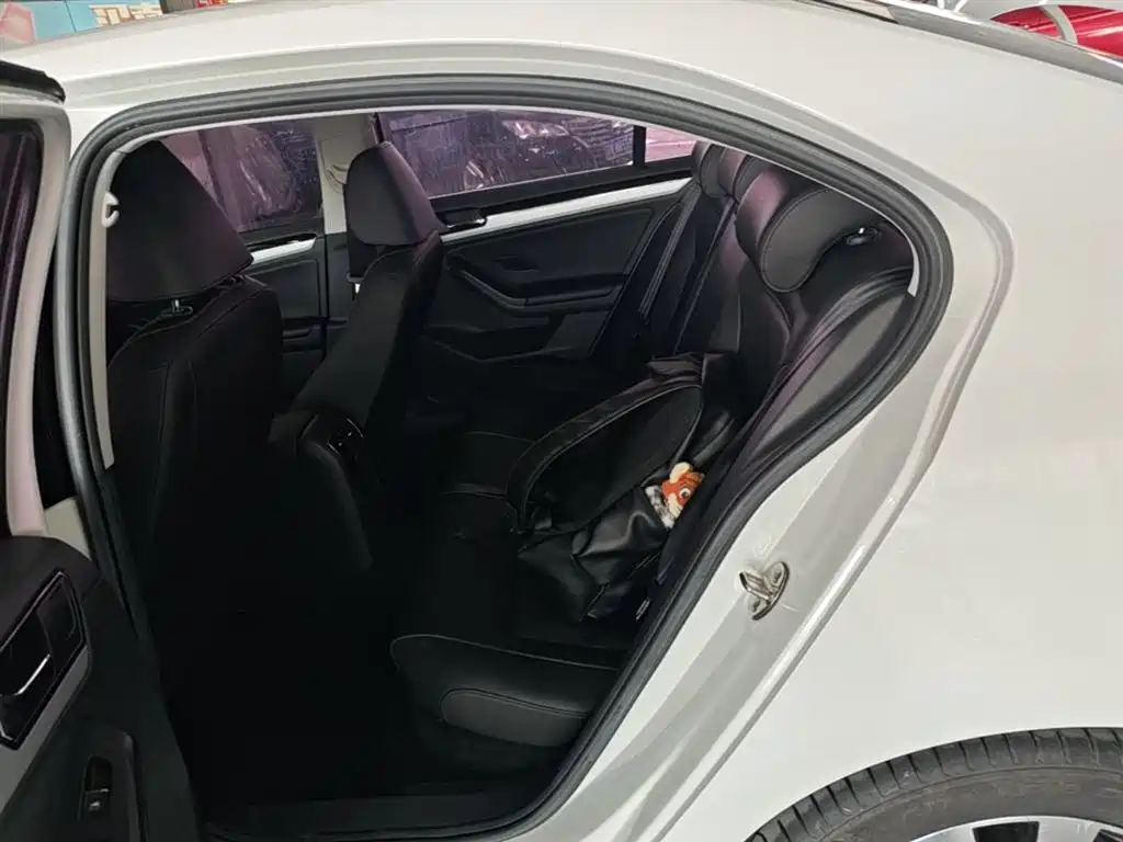 Volkswagen Sagitar 2018 1.6L Automatic Comfort фото 17