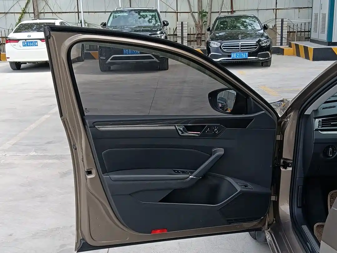 Volkswagen Passat 2017 330TSI DSG Luxury фото 8