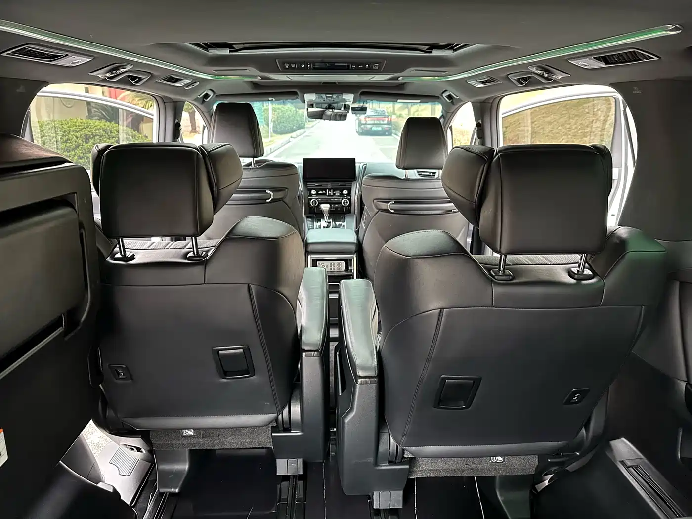 Lexus LM 2020 300h Seven-Seater Elegance Edition фото 13