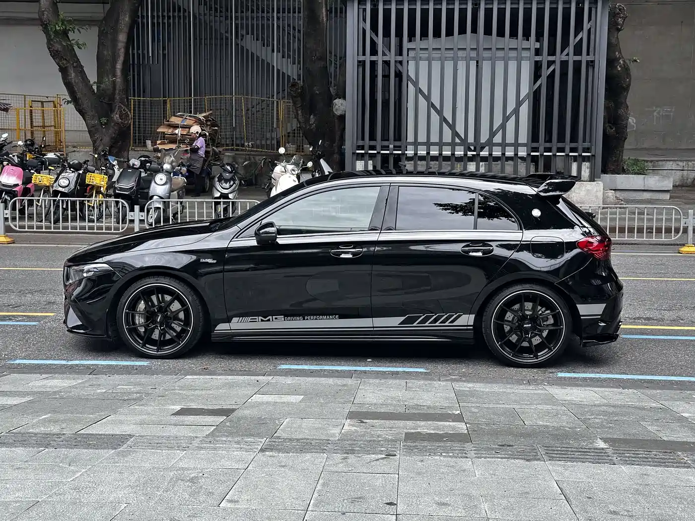 Mercedes-Benz A-Class AMG (Import) 2024 Facelift AMG A 35 4MATIC фото 3