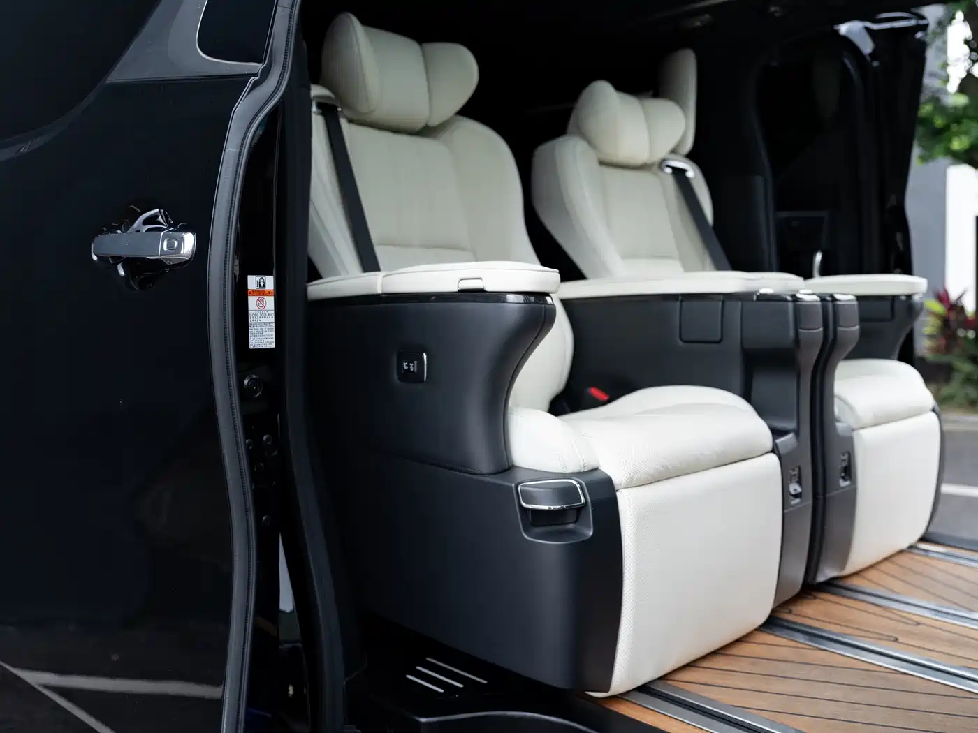 Lexus LM 2020 300h Seven-Seater Elegance Edition фото 15