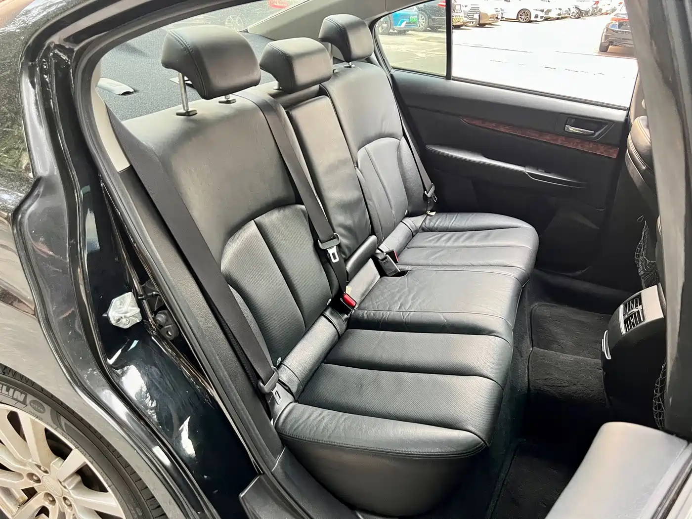 Subaru Legacy 2010 Model 2.5i Luxury Edition фото 10