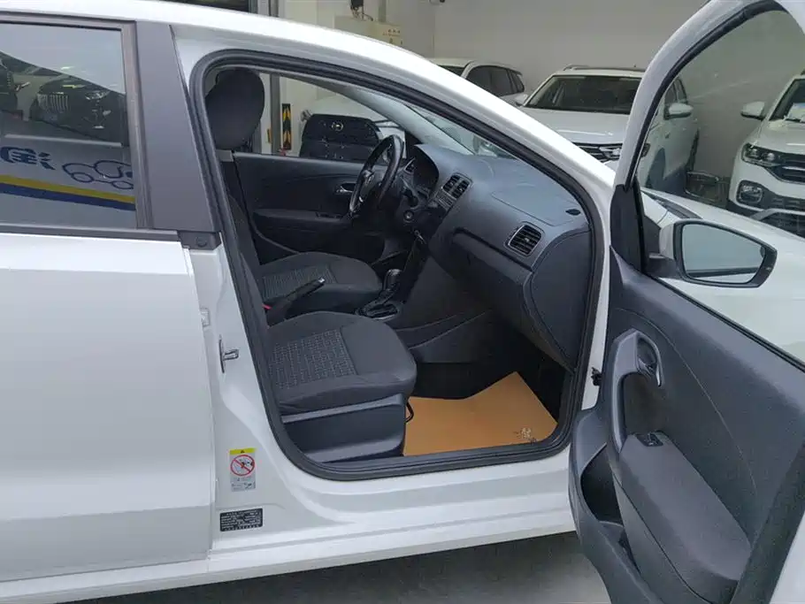 Volkswagen Polo 2016 1.6L Automatic Comfort фото 8