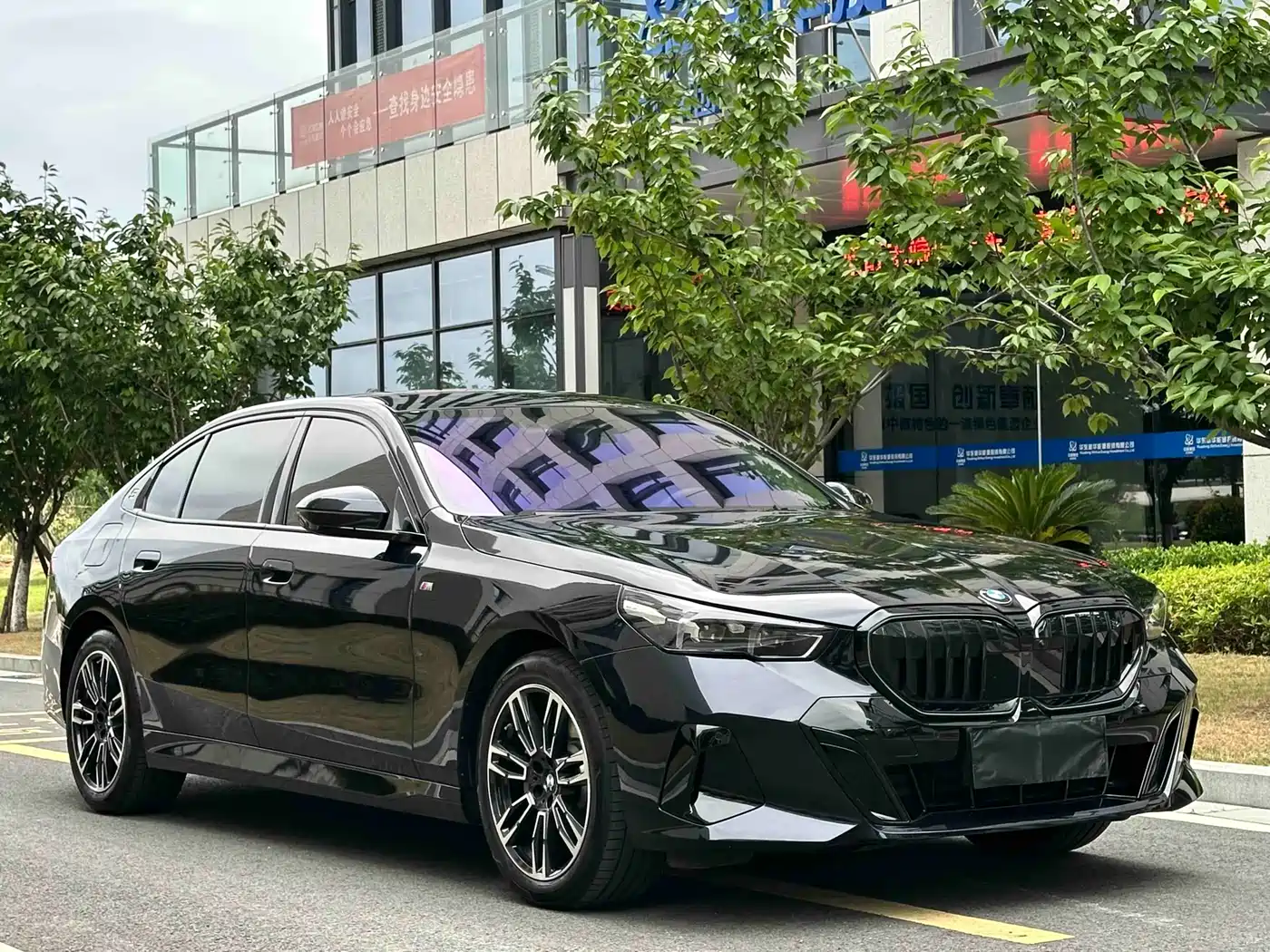 BMW 5 Series 2025 530Li Leading M Sport Package фото 4