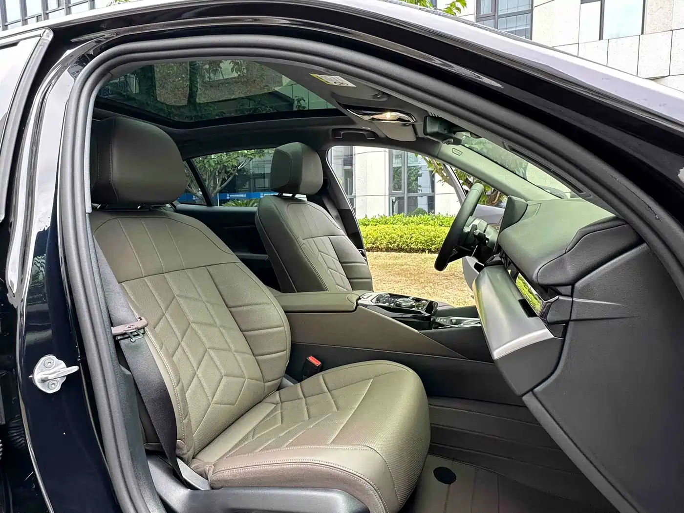 BMW 5 Series 2025 530Li Leading M Sport Package фото 22