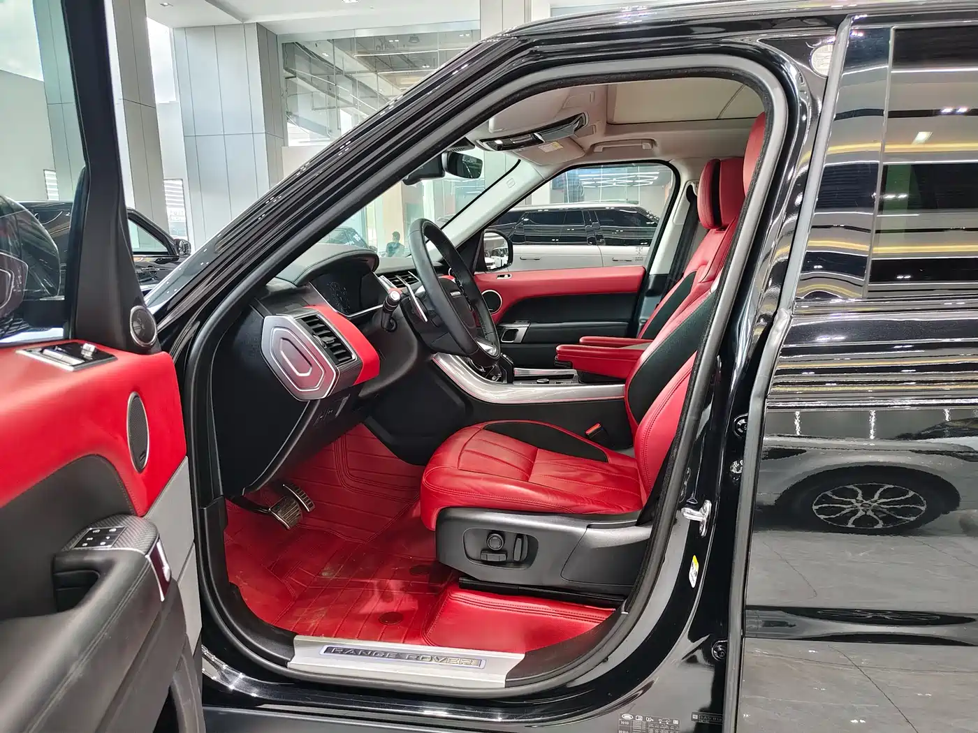Land Rover Range Rover Sport 2021 3.0 L6 Gloss Black Edition фото 4