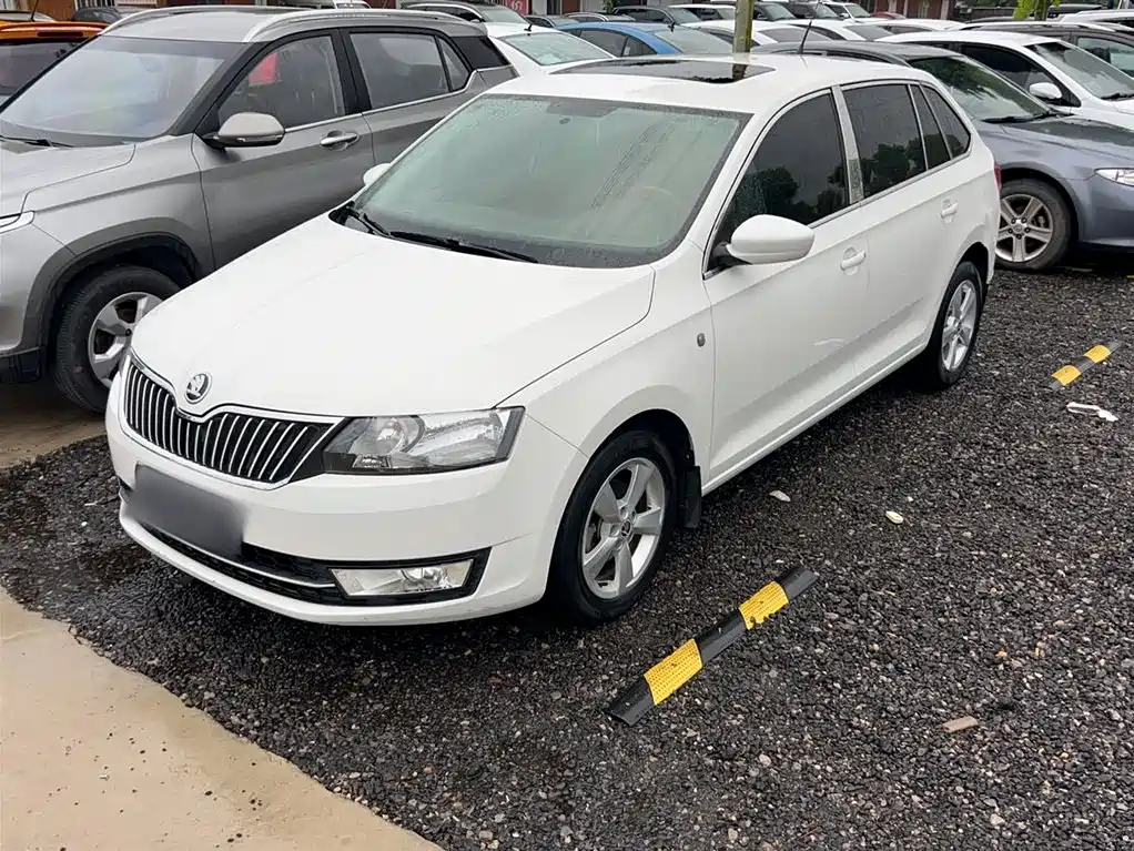 Škoda Skoda Rapid Spaceback 2014 1.6L Automatic Joy Edition фото 5