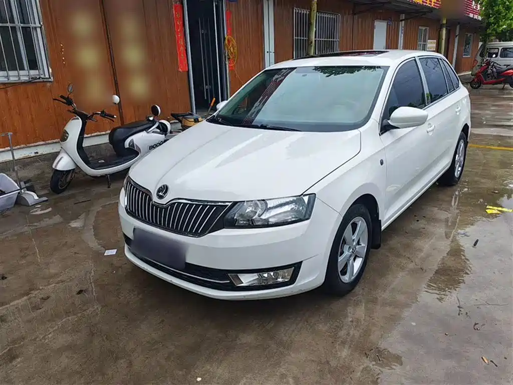Škoda Skoda Rapid Spaceback 2014 1.6L Automatic Joy Edition фото 2