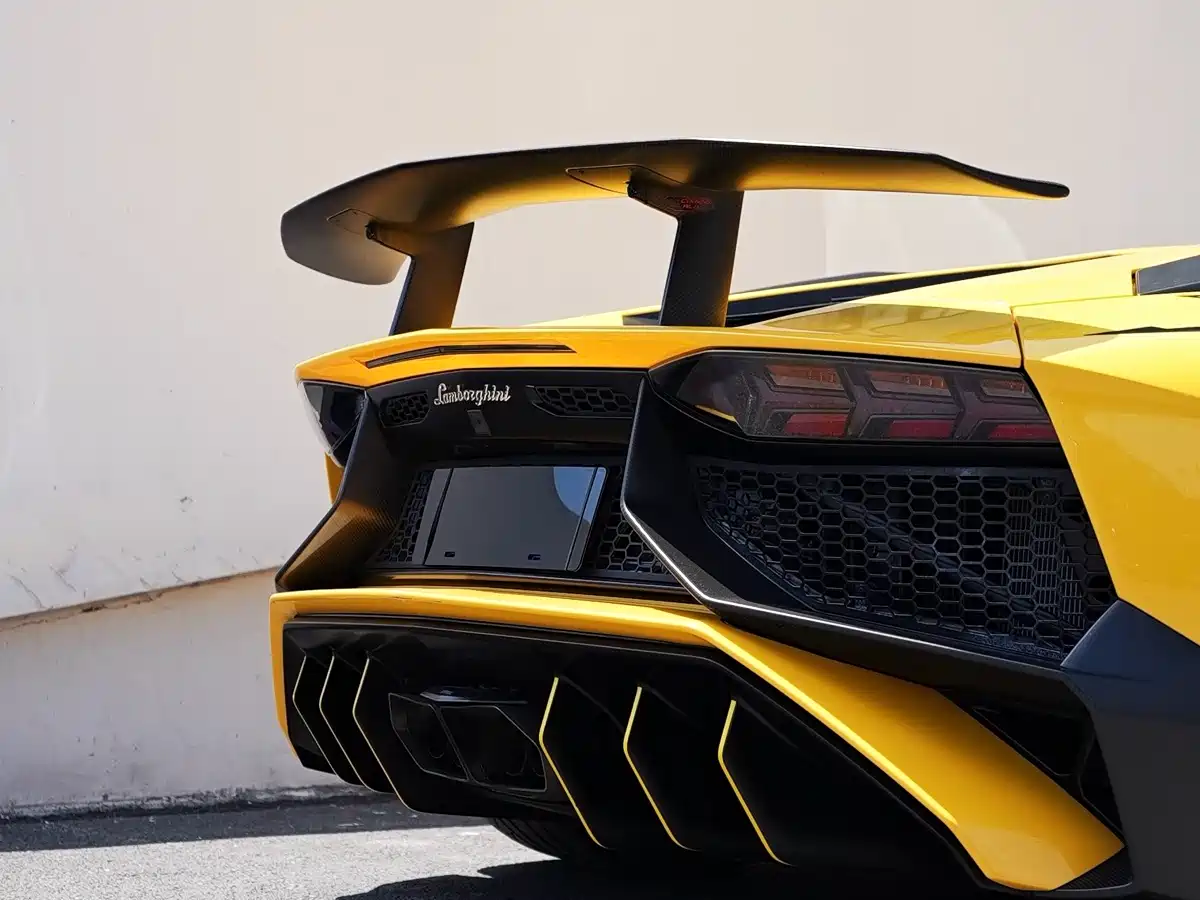 LAMBORGHINI AVENTADOR
