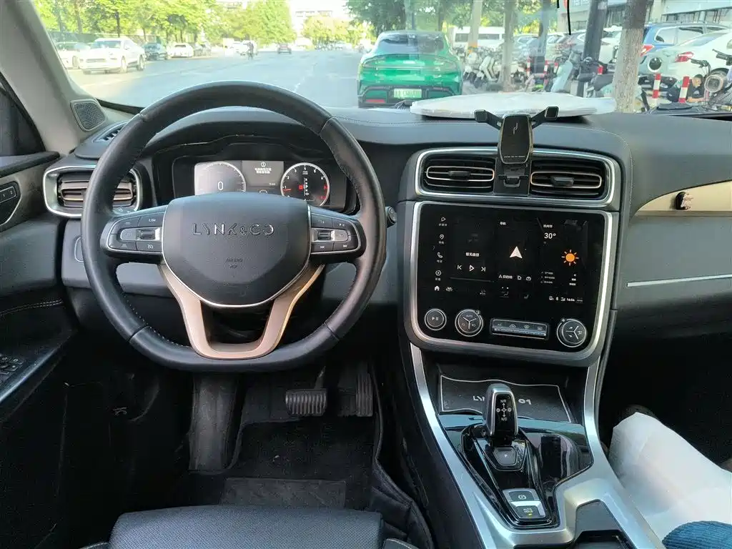 Lynk & Co 01 2019 2.0T 2WD Type Pro Version China V фото 12