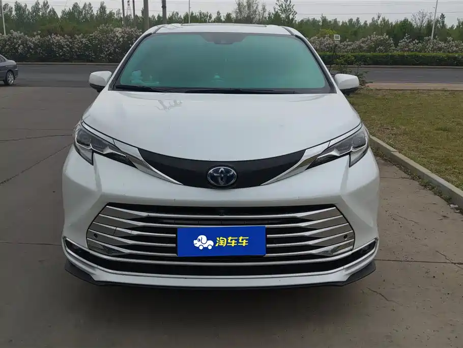 Toyota Sienna 2024 2.5L Hybrid Comfort Edition фото 2