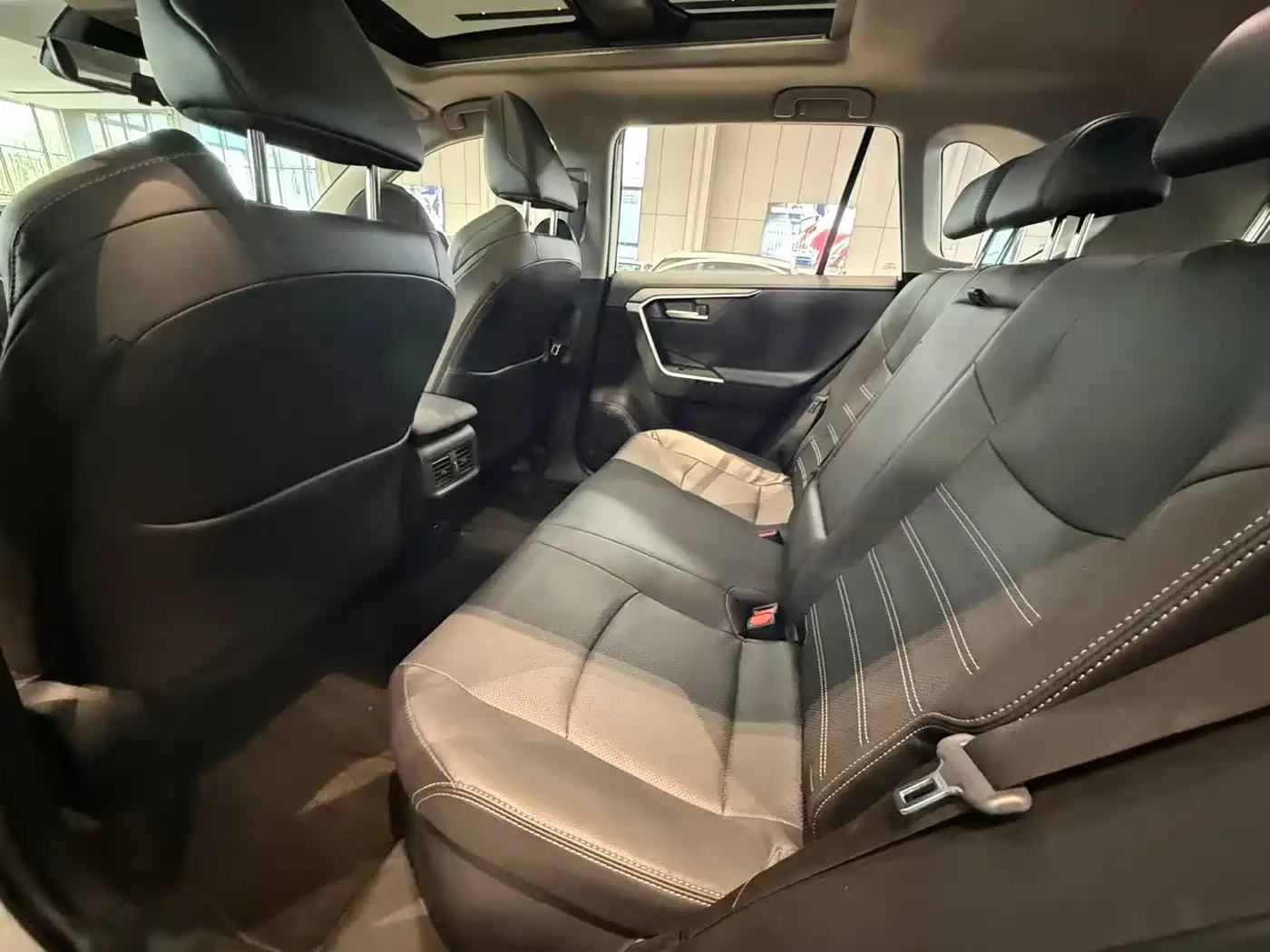 Toyota Wildlander 2023 Hybrid 2.5L E-CVT AWD Premium Edition фото 8