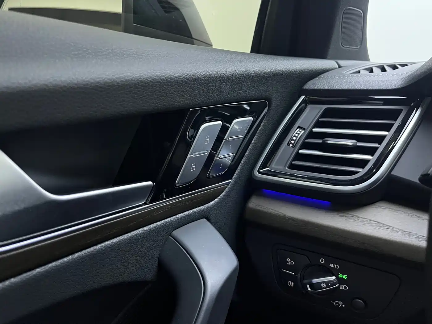 Audi Q5L 2025 45th Anniversary Edition 45 TFSI Luxury Sport фото 12