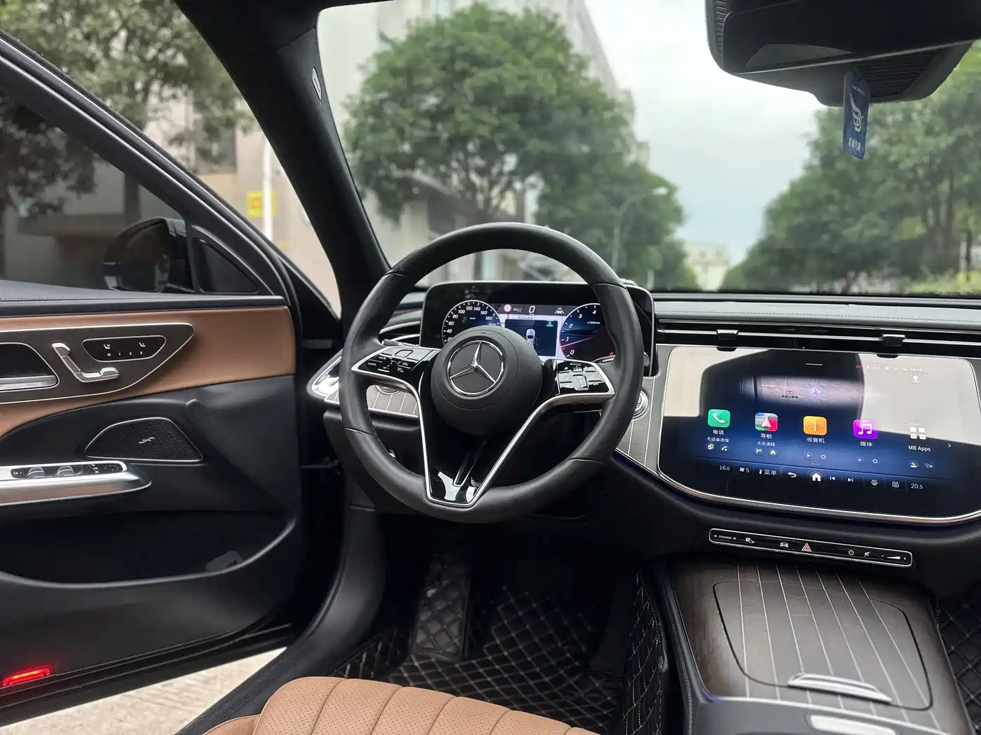 Mercedes-Benz E-Class 2024 E 300 L Fashion фото 8