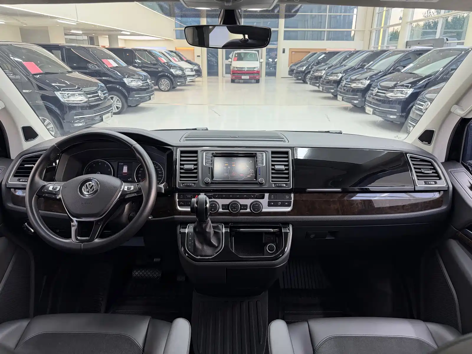 Photo 10 - Volkswagen Multivan