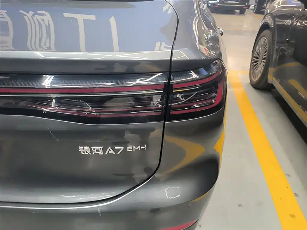 Geely Galaxy Galaxy A7 2025 EM-i 150km Explorer+ Edition фото 8