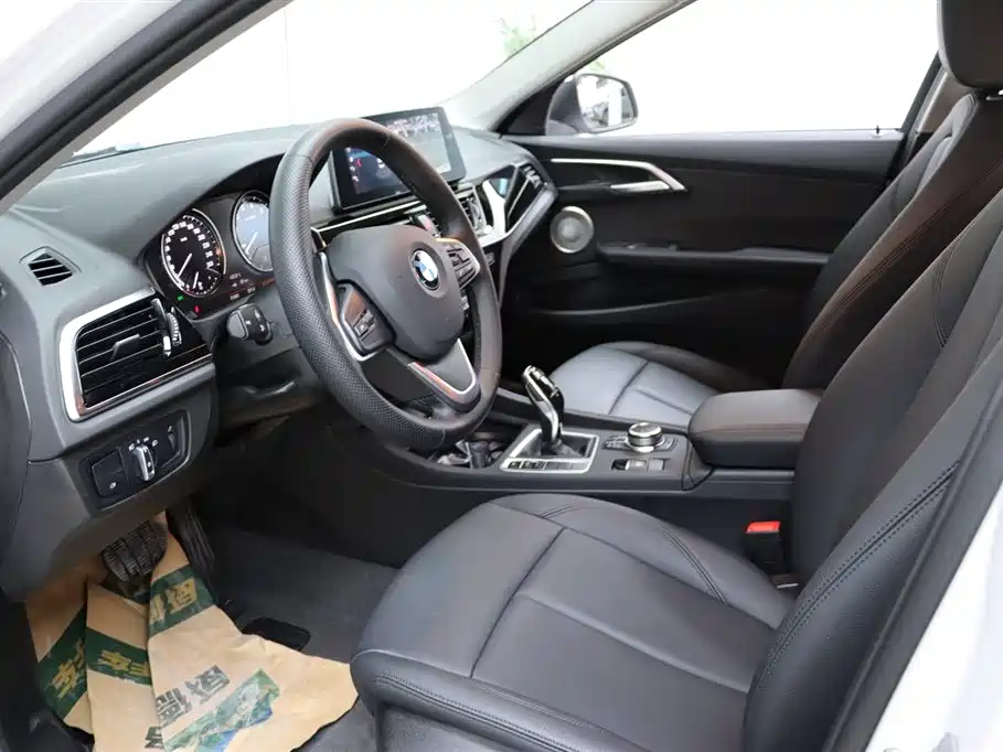 BMW 1 Series 2023 120i M Sport фото 12