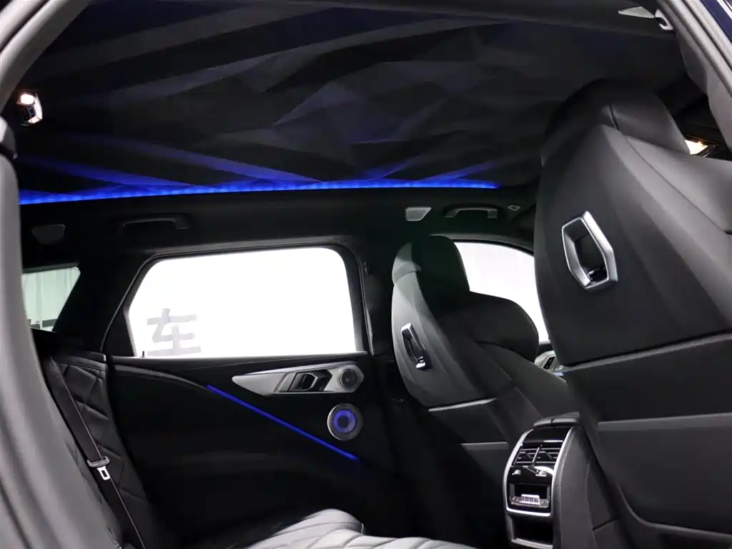 BMW XM 2023 50e фото 28
