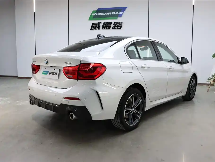 BMW 1 Series 2023 120i M Sport фото 6