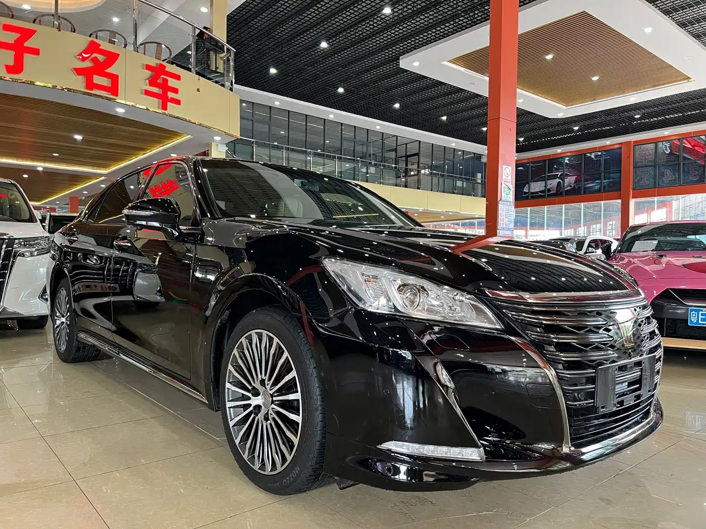 Фото 2 - Toyota Crown