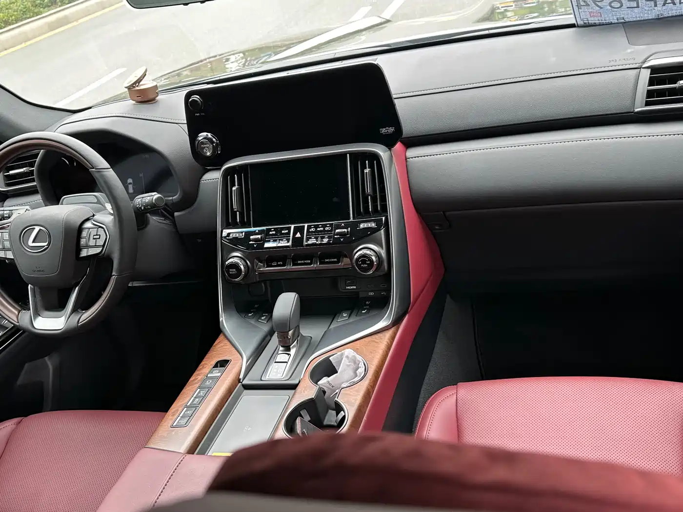 Lexus LX 2025 700h Boundary Edition фото 5
