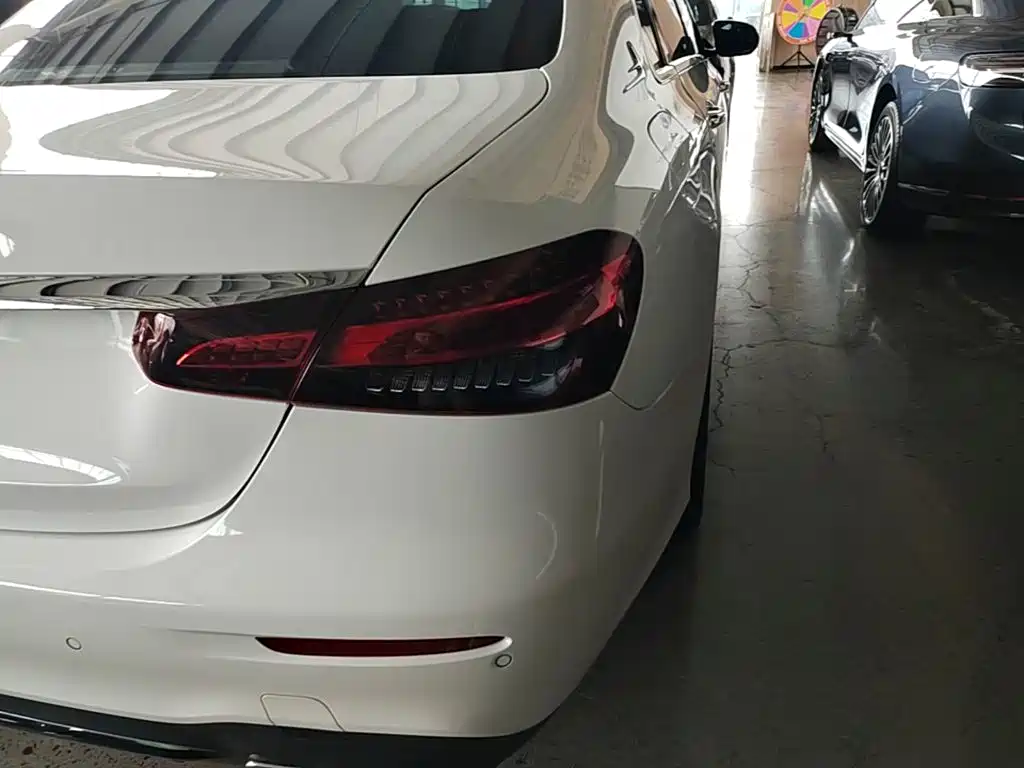 Photo 8 - Mercedes-Benz E-Class