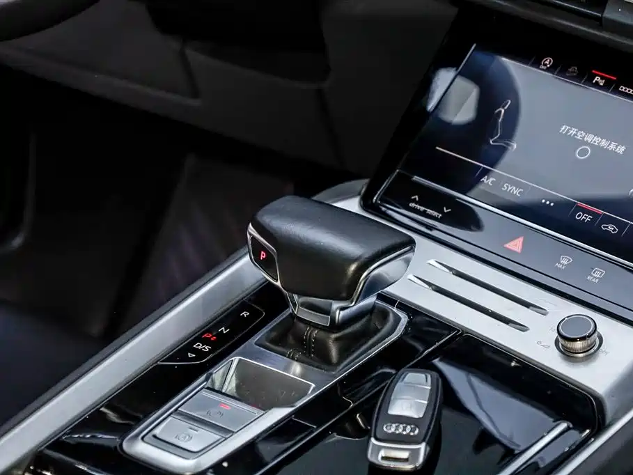 AUDI Q6
