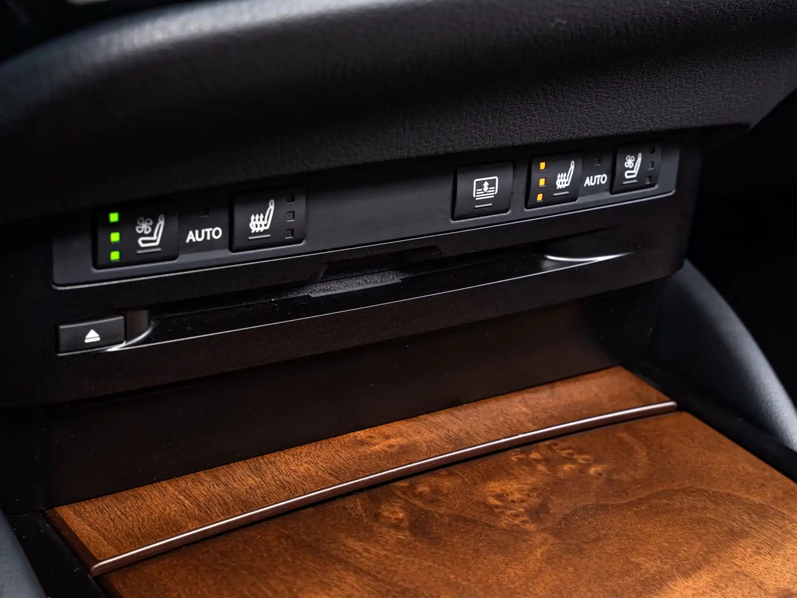 Photo 18 - Lexus ES