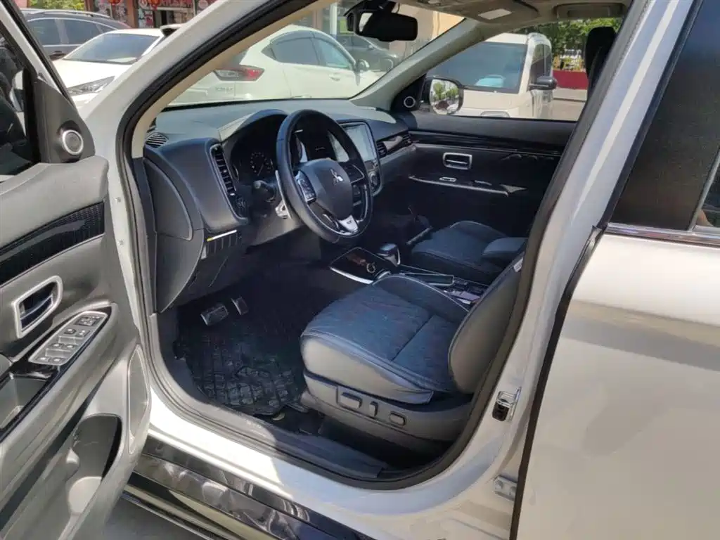 Mitsubishi Outlander 2021 2.4L 4WD Yaodong Edition 5-seater фото 16