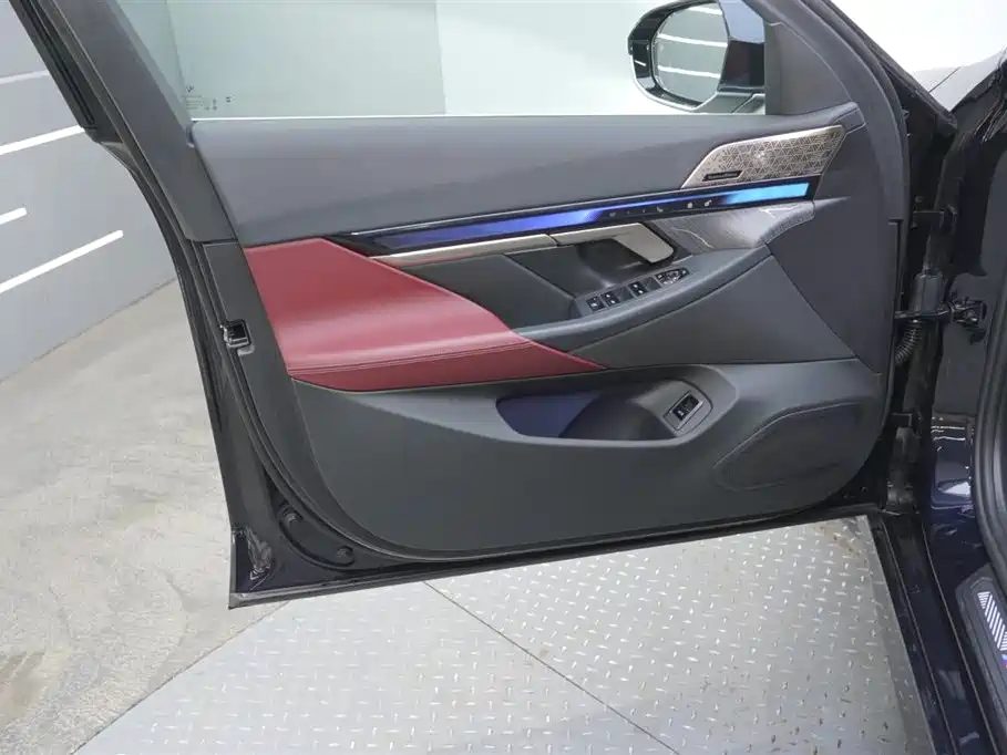 BMW 5 Series 2025 530Li Premium M Sport Package фото 13