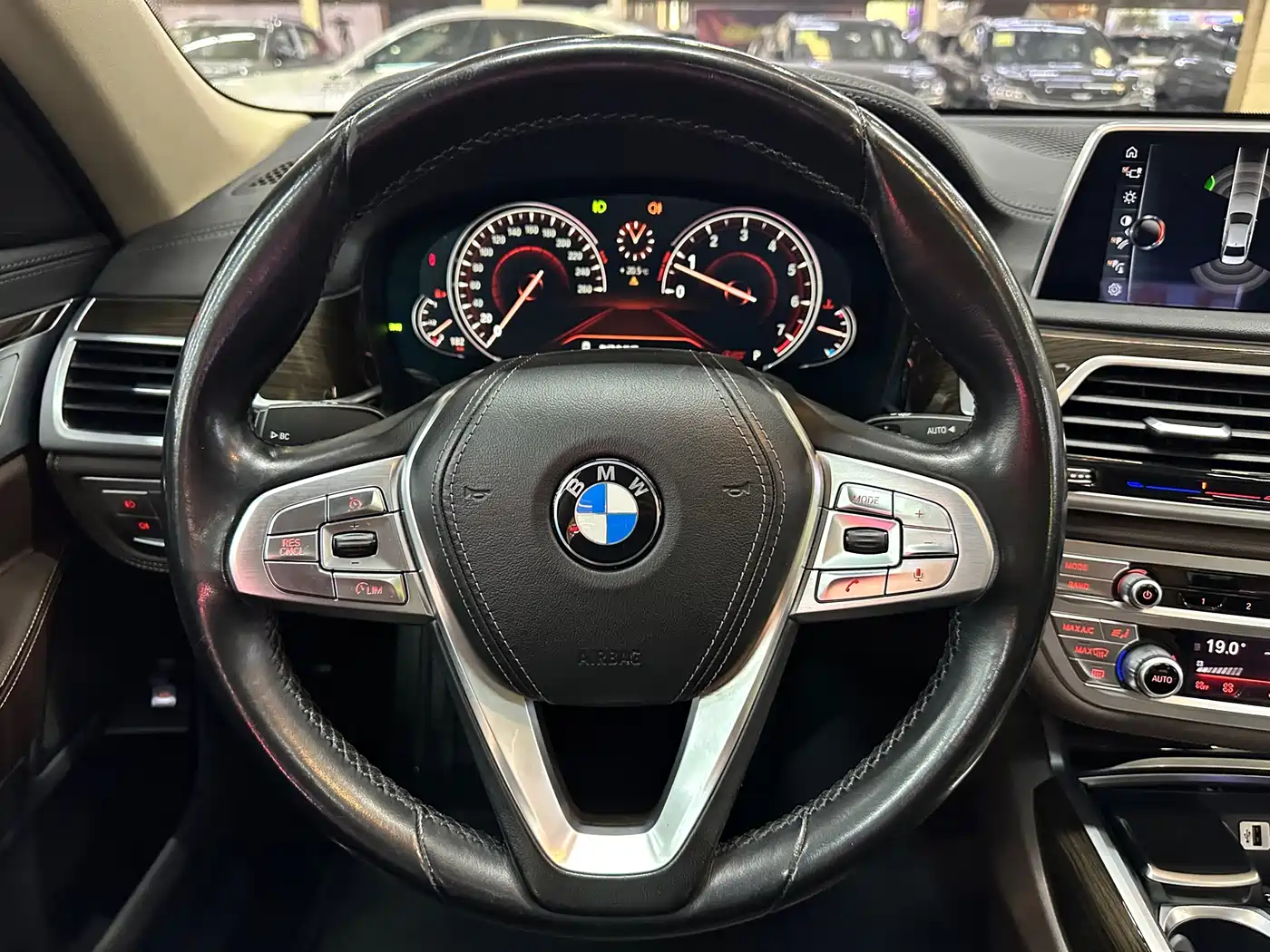 BMW 7 Series 2017 730Li Leading Edition фото 10