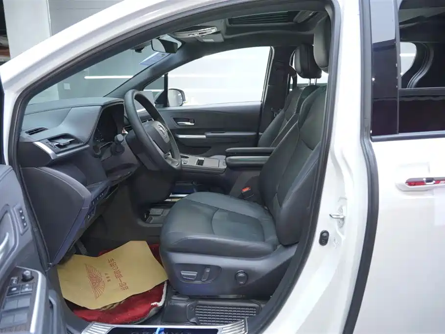 Toyota Granvia 2024 2.5L Hybrid Premium PLUS 4WD Edition фото 17