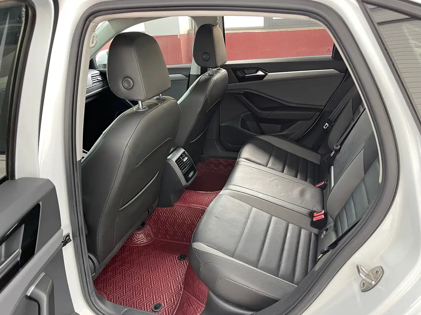 VOLKSWAGEN SAGITAR