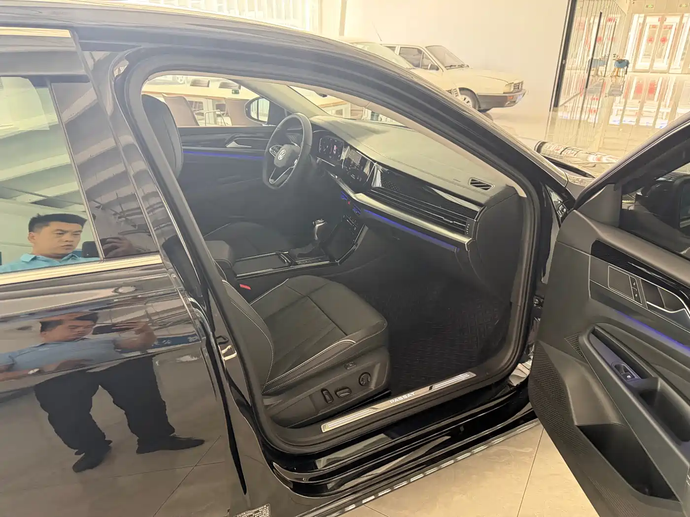 Volkswagen Passat 2023 330TSI Starlight Premium Edition фото 9