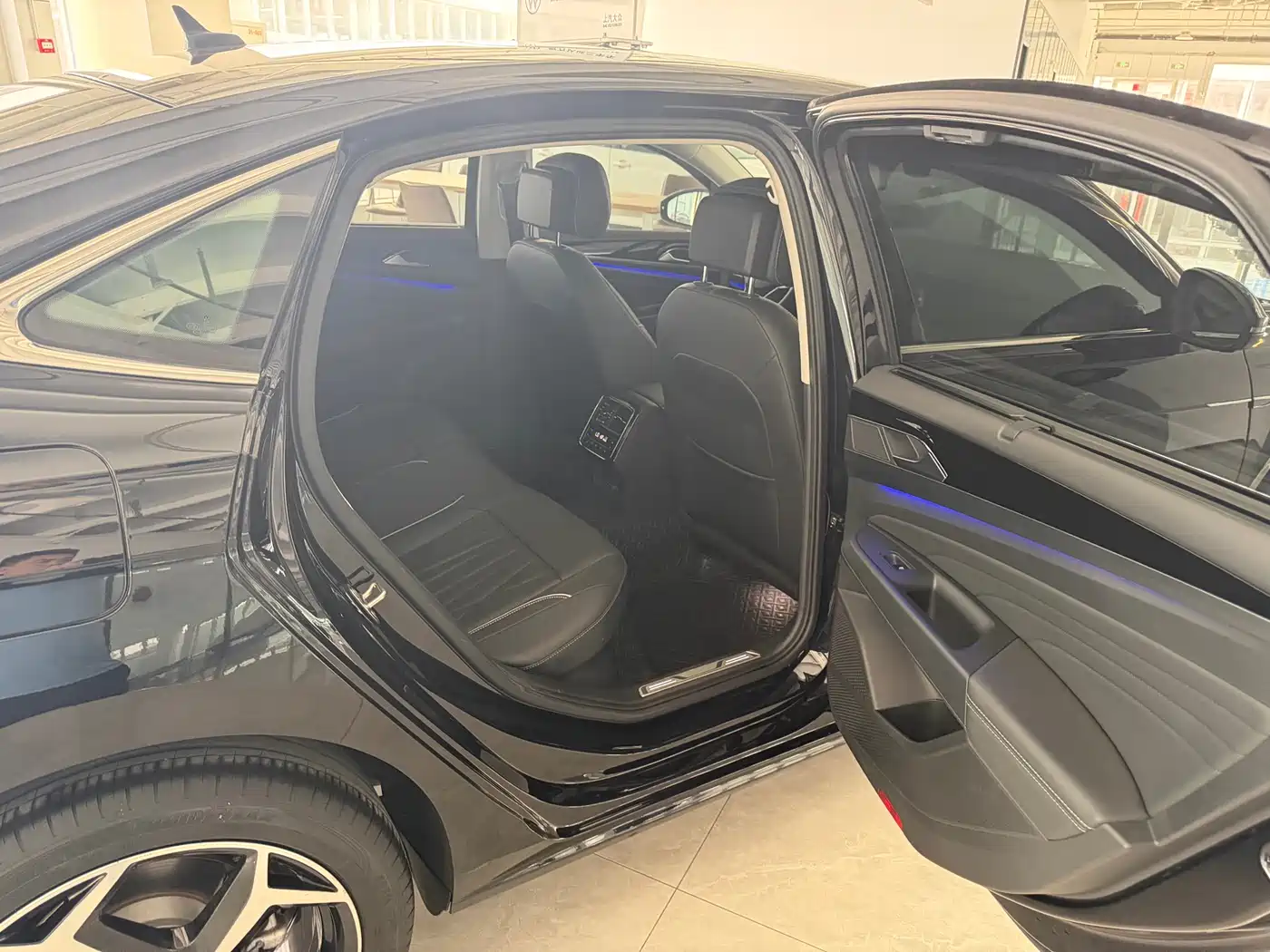 Volkswagen Passat 2023 330TSI Starlight Premium Edition фото 8