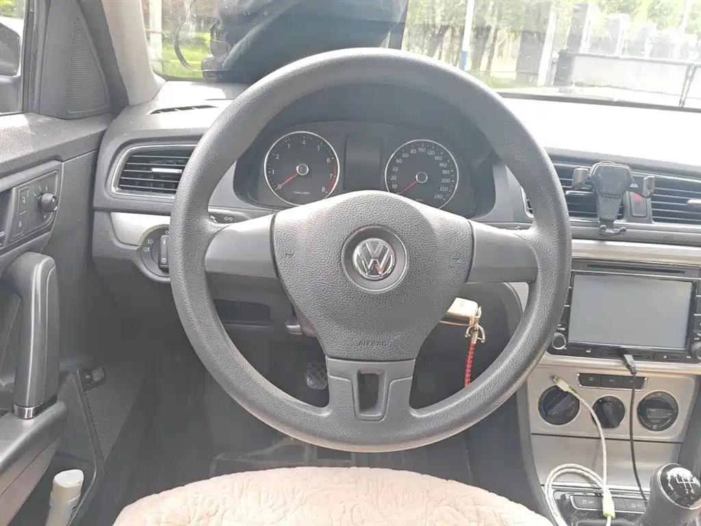 Volkswagen Lavida 2013 1.6L Manual Comfort Edition фото 3