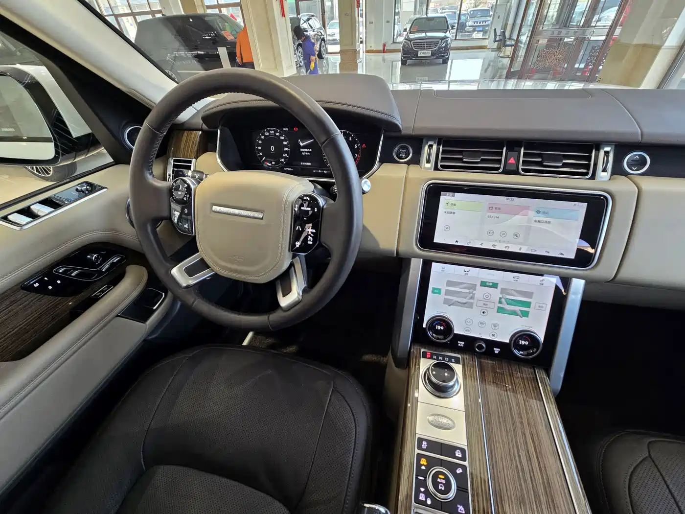 Land Rover Range Rover 2019 3.0 SCV6 Heritage Edition фото 18
