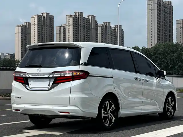 Honda Odyssey 2017 2.4L Luxury Edition — фото 4