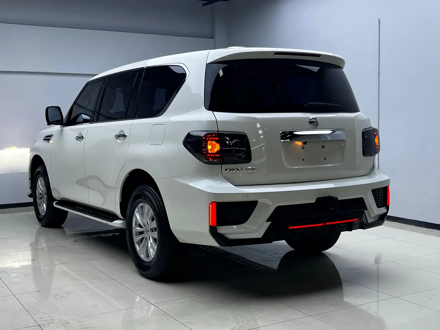 Nissan Patrol 2018 4.0L Leadership фото 15