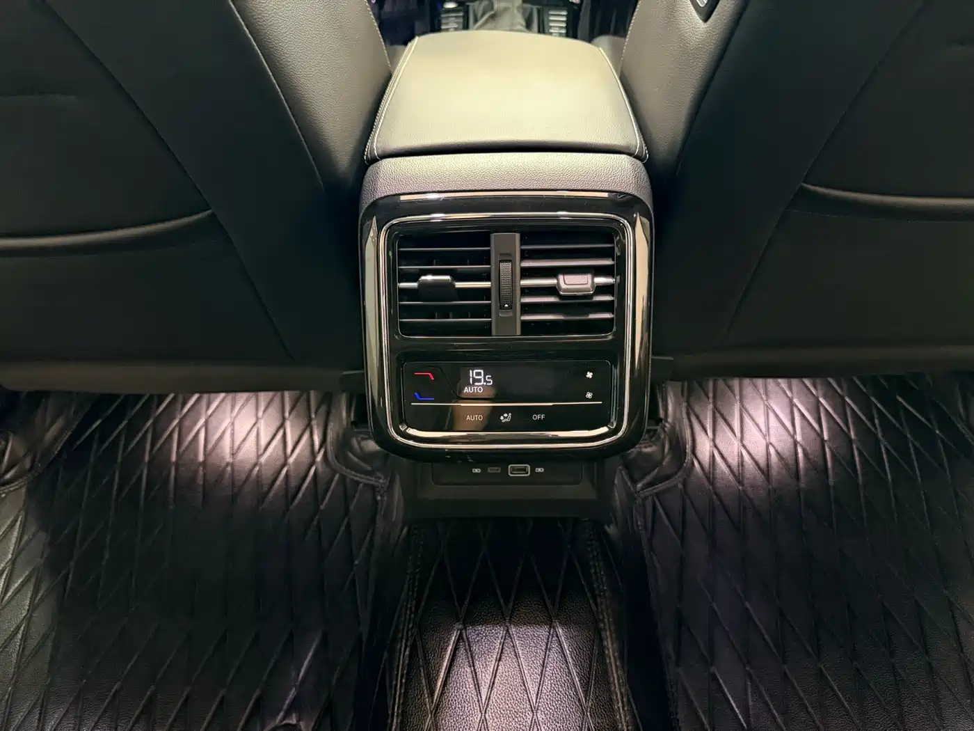 Volkswagen Passat 2023 330TSI Luxury Edition фото 18