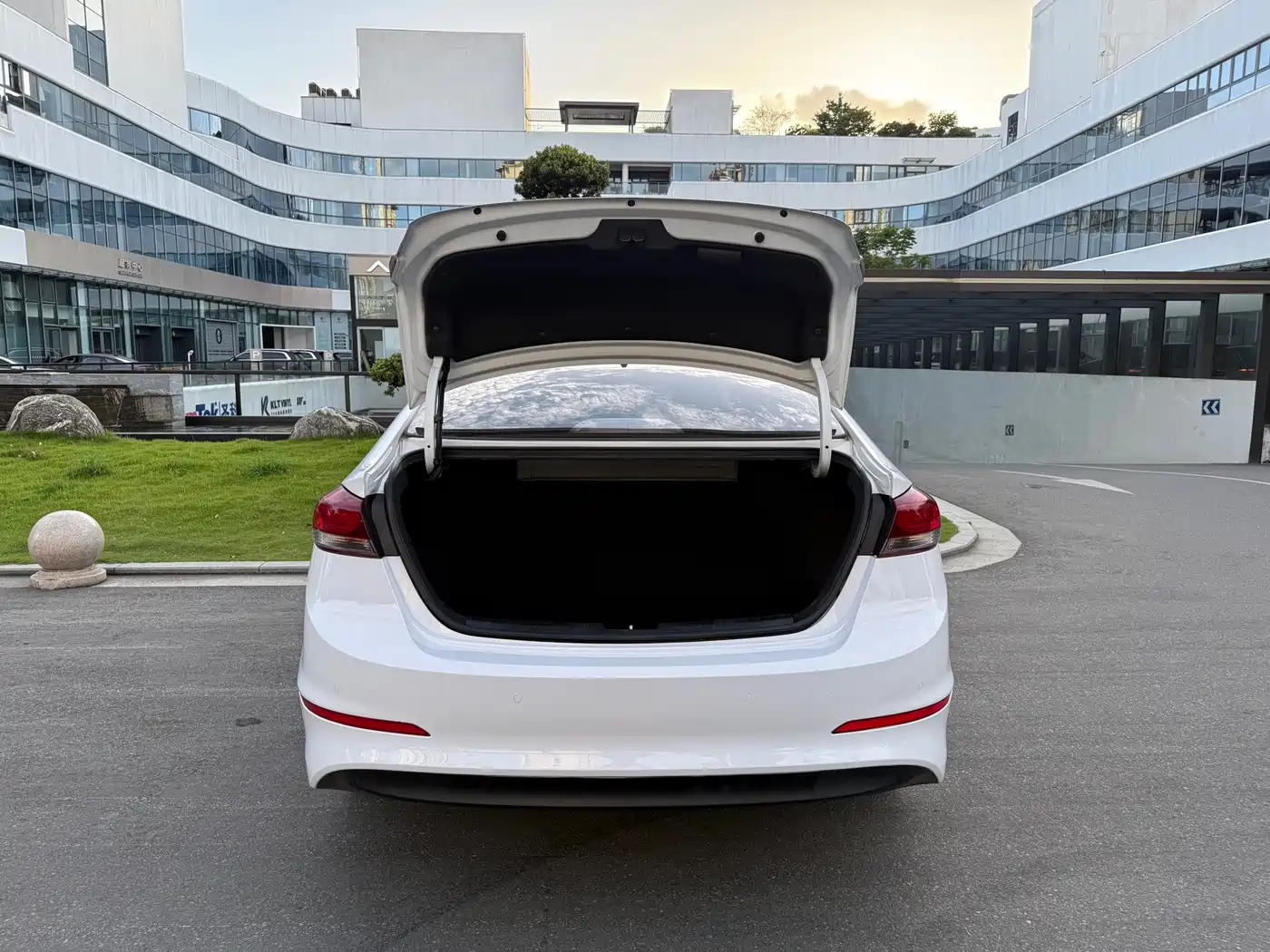 Hyundai Elantra 2016 Model 1.6L Automatic Smart Elite фото 13
