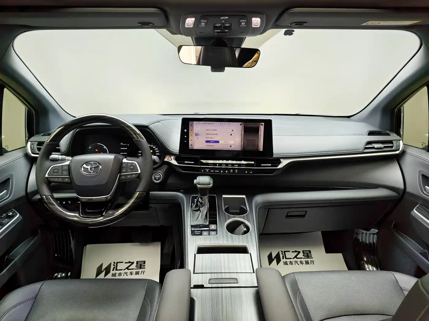 Toyota Sienna 2024 2.5L Hybrid Premium Edition фото 12