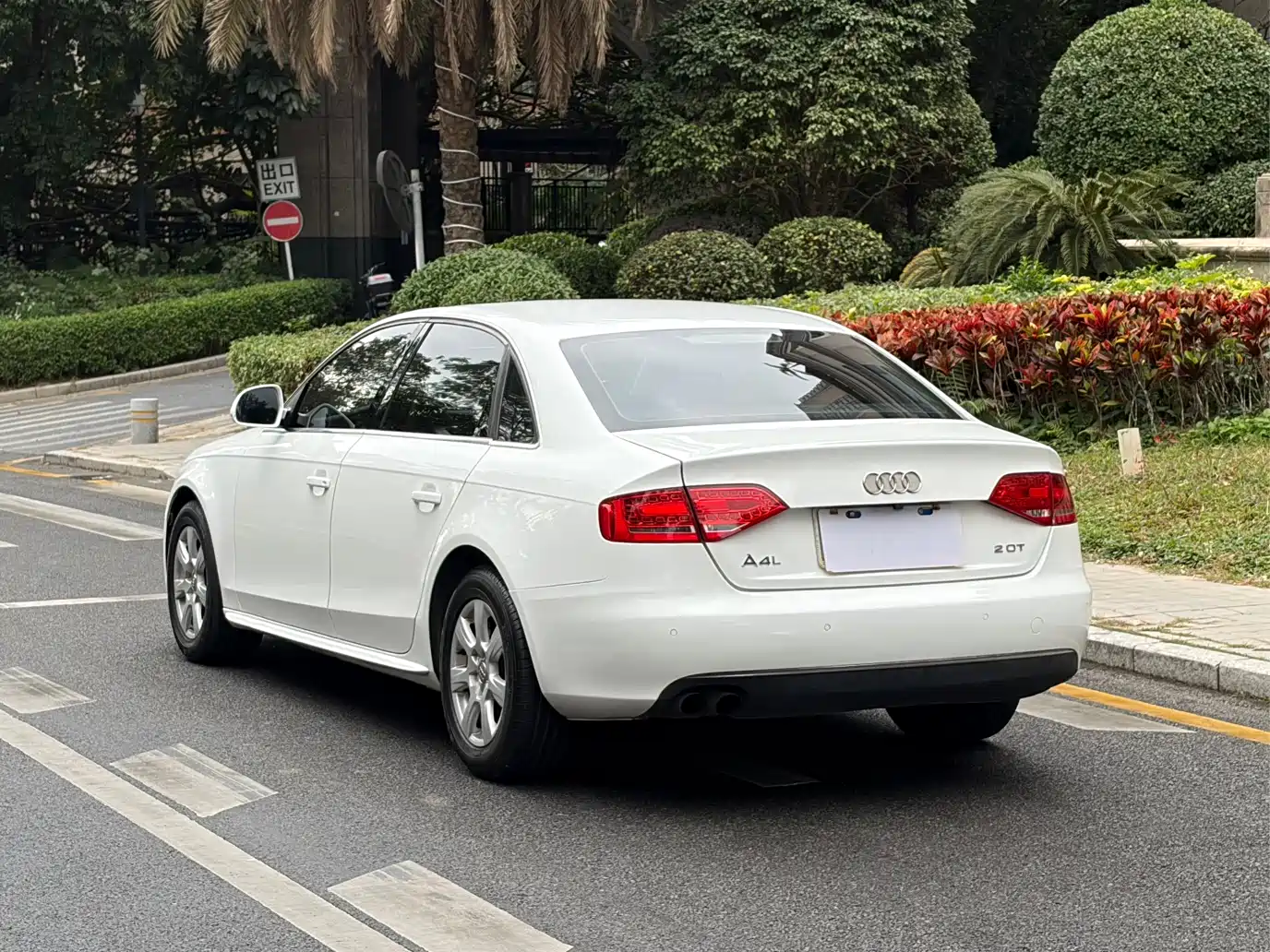 Audi A4L 2010 2.0 TFSI Standard фото 13